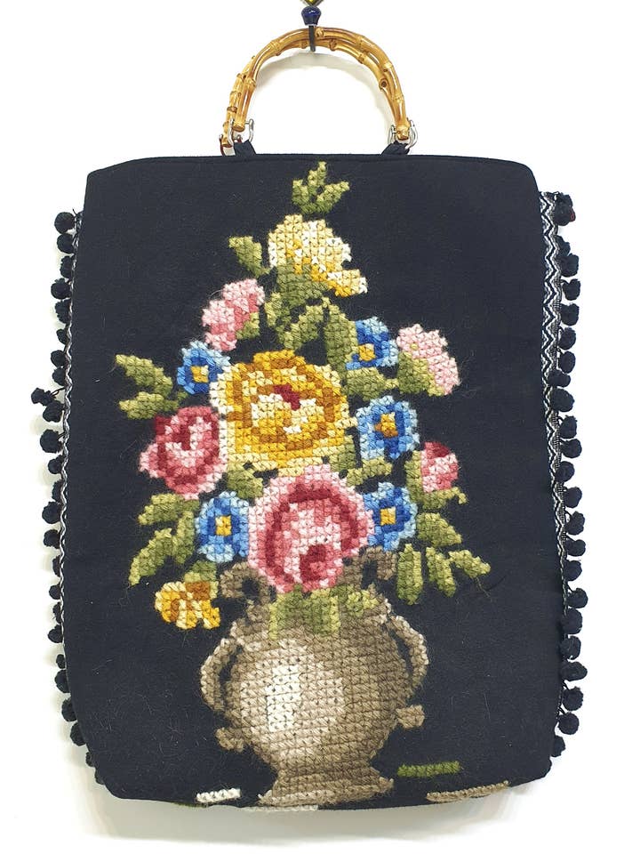 Sac cabas en tapisserie florale antique brodée à la main pour la vente par Beige & Co Thai Crafts