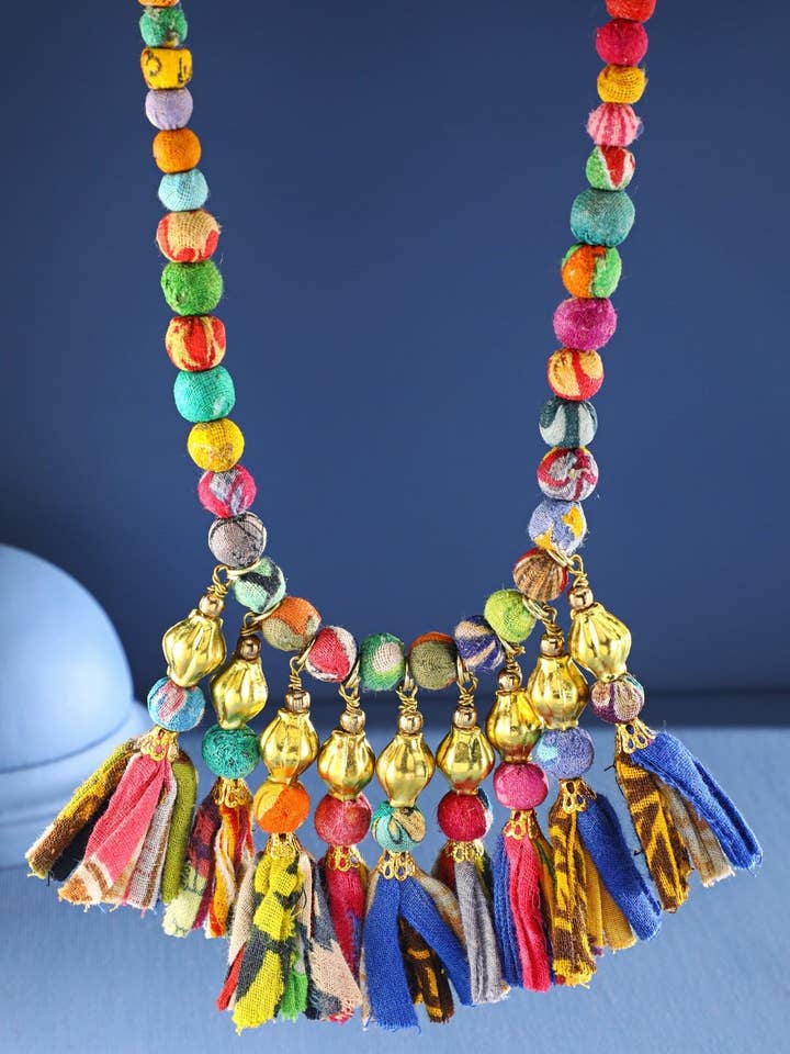 Handgjord tygpärlhalsband med tofsar för wholesale av Marionette