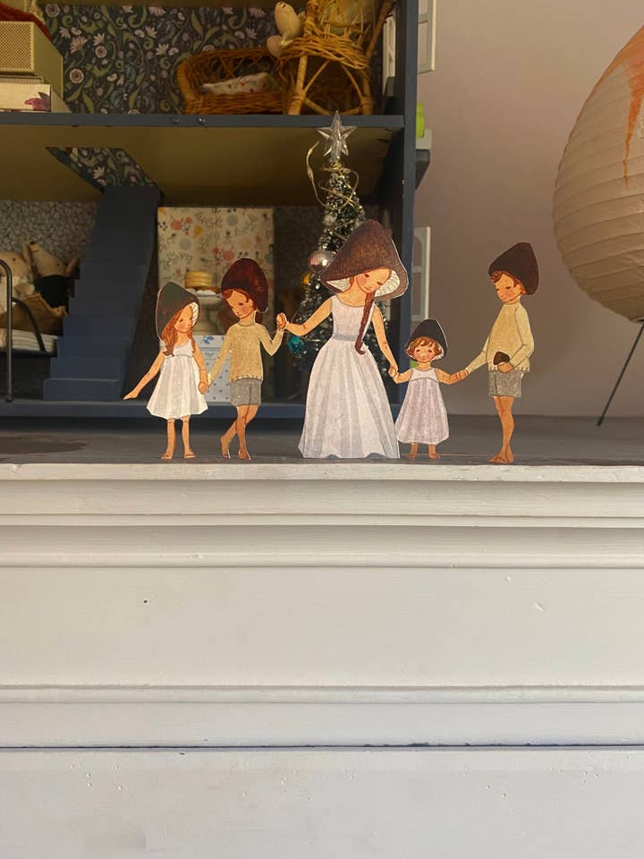 Bruine schimmelfamilie voor wholesale door Tall Hat Tales