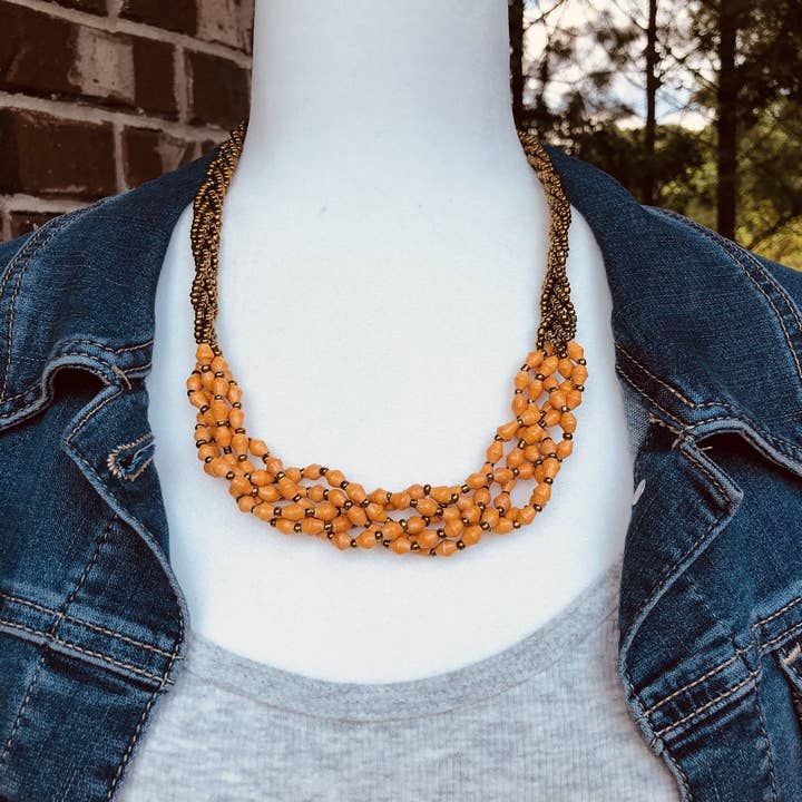 Abambejja Elegante handgemaakte ingewikkelde kralen kenmerkende ketting (oranje met gouden rocailles) voor wholesale door Tugende Design