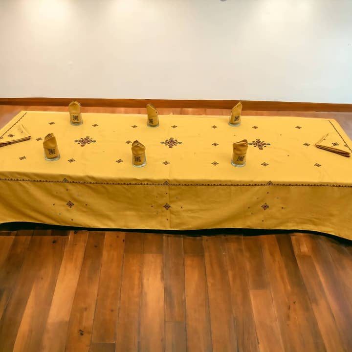 Rektangulær håndbroderet bordklud og 12 servietter, marokkansk broderet linned, hjertevarmende gave, gul broderet bomuldsdug. for engroshandel hos Moroccantastics