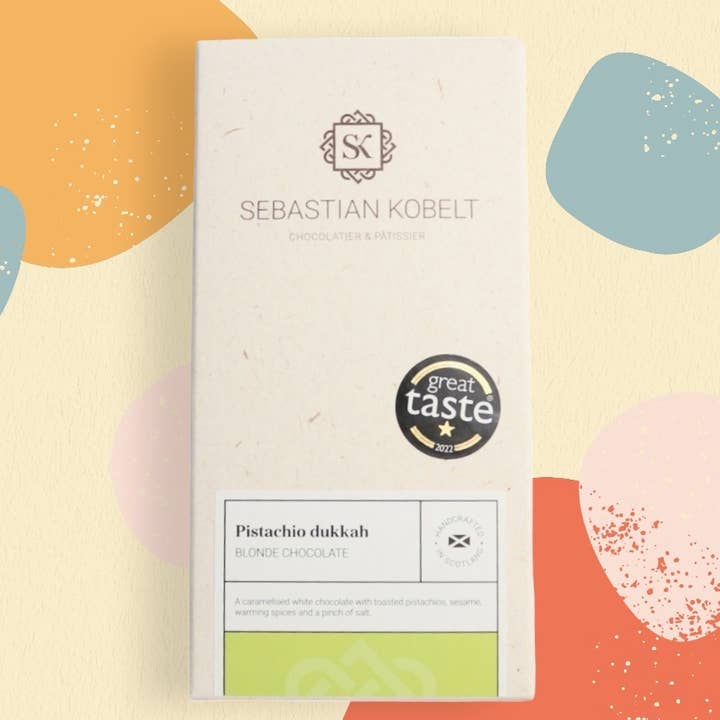Karamelliseret hvid chokolade med pistacie dukkah for engroshandel hos Sebastian Kobelt Chocolatier