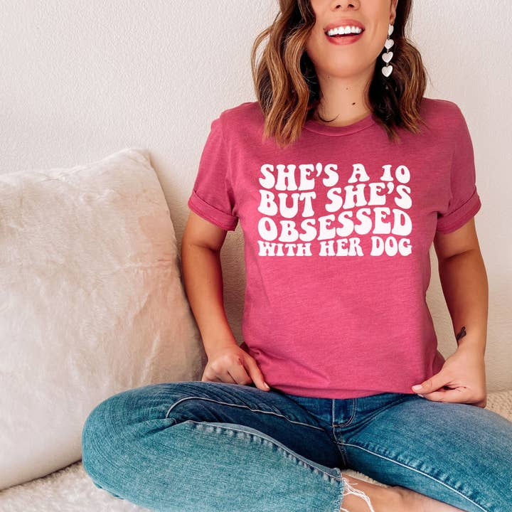 Elle est obsédée par son chien Heather Rose Tee White Ink pour la vente par Simply Tees