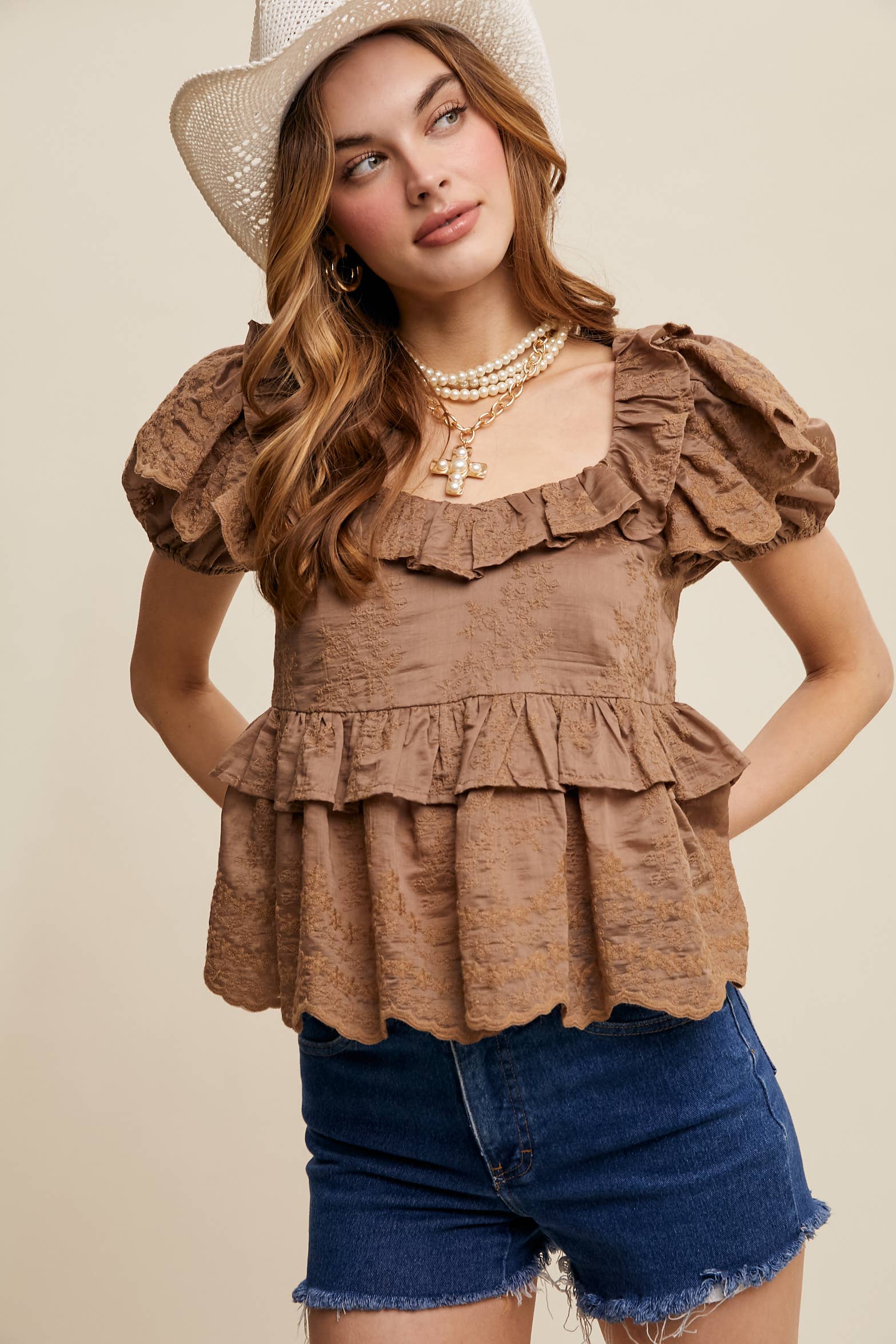 Listicle – Engroshandel Bluse - Dame – Broderet flæsepeplumbluse10