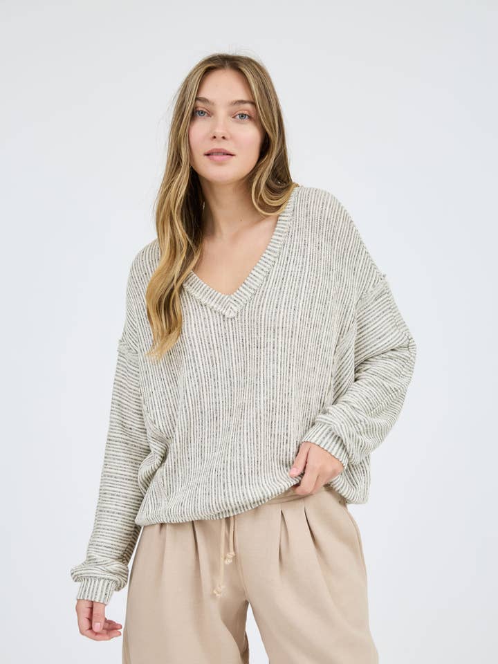 RANDIG STICKAD TOPP MED V-RINGAD AXEL för wholesale av Blu Pepper