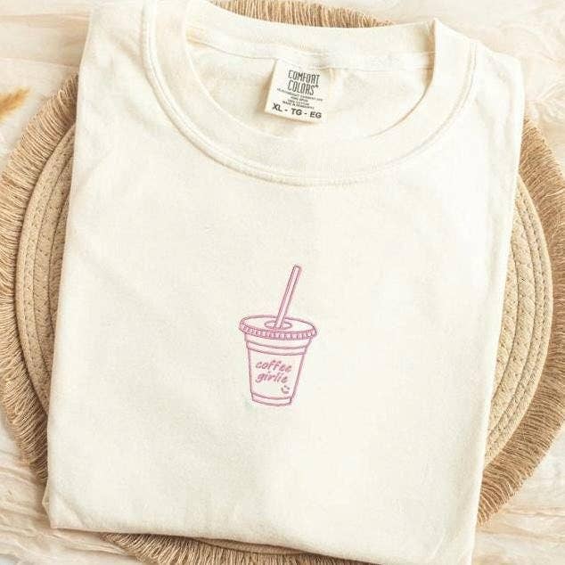 Camiseta Bordada Amante del Café Helado - Regalo para Ella para venta al por mayor de ART OF DOTS