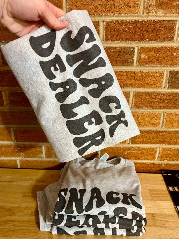 Snack Dealer Tee för wholesale av SGB Wholesale