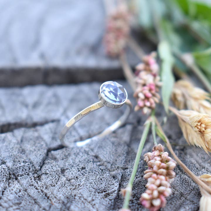 A Wild Violet – Engroshandel Solitairering – Alexandrit Ring