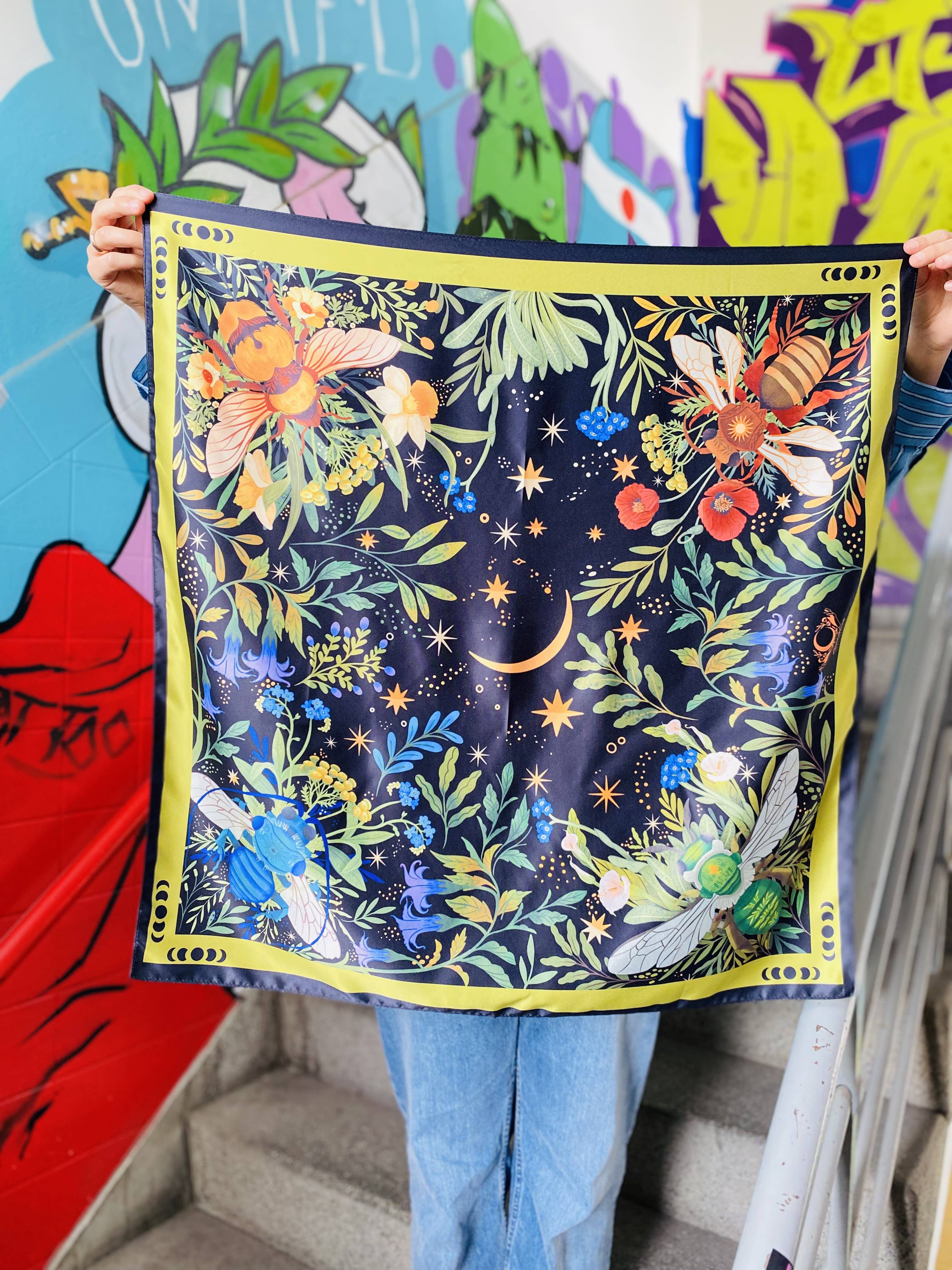 Split Moon Studios – Engroshandel Tørklæde - Dame – Tørklæde med bi-koloni mønster5