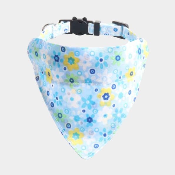 Kattenhalsband Bandana - Lichtblauwe bloemen voor wholesale door Zacal Cat Collars