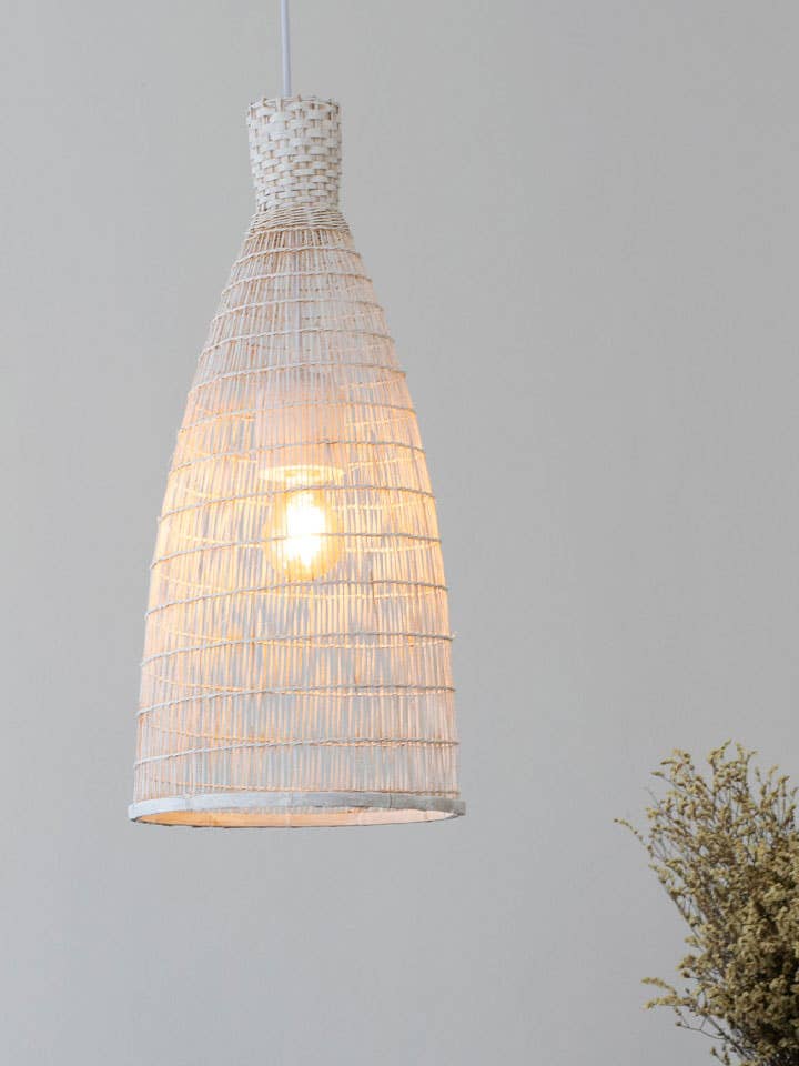 Hoge witte hanglamp van bamboe - Plug In/Swag voor wholesale door Lanna Passa