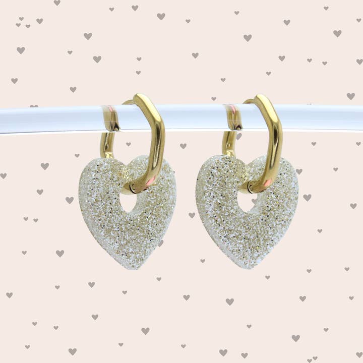 Gouden hartvormige oorbellen voor wholesale door MASSA CRÉATION