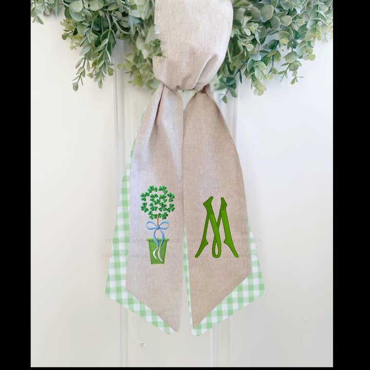 Écharpe brodée de couronne celtique irlandaise pour la Saint-Patrick - Choisissez parmi 8 motifs et plus de 30 polices de monogramme pour la vente par Cottage & Club