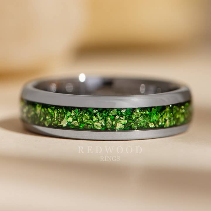 Bague en tungstène argenté avec incrustation d'émeraude de laboratoire verte - 6MM pour la vente par Redwood Rings