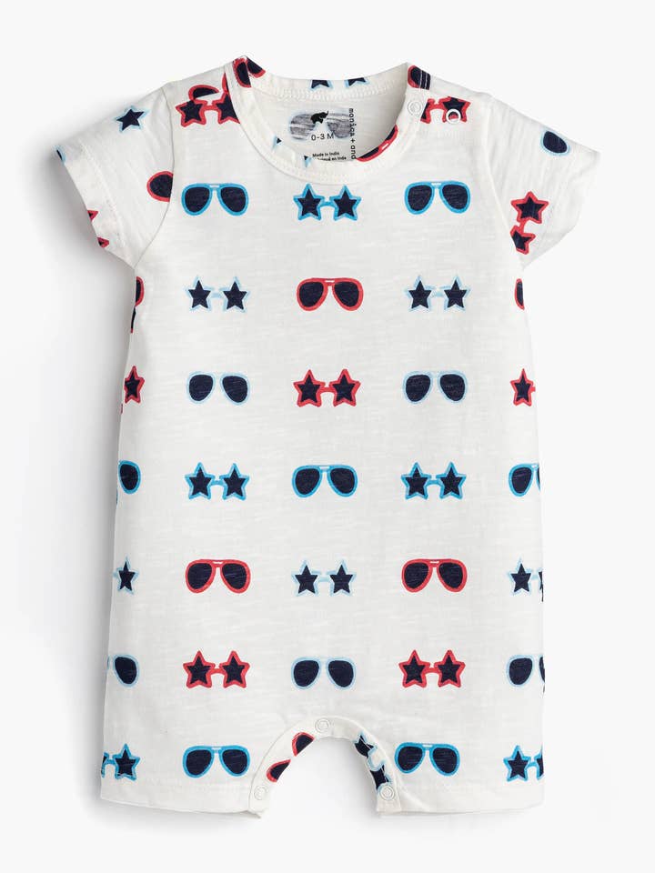 Combinaison courte Slub_Lunettes de soleil patriotiques pour la vente par Monica + Andy