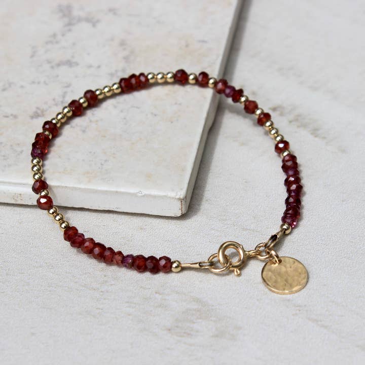 Bracelet en grenat avec code Morse pour la vente par Designed by Lei