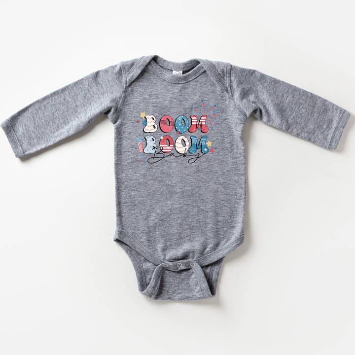 Boom Boom Baby | Baby Långärmad Onesie för wholesale av The Juniper Shop Wholesale