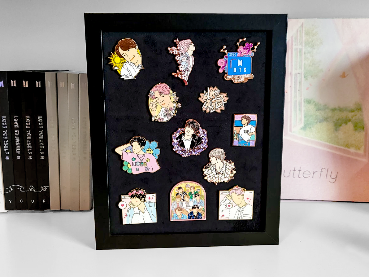 BeyondtheShirt – Vitrine por atacado – Quadro de Exposição de Pinos de Mesa1