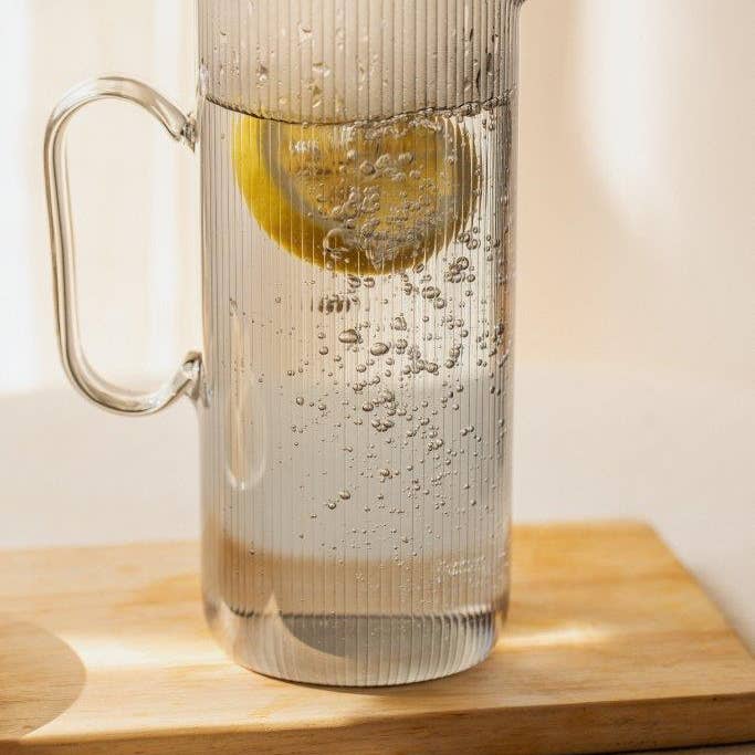 NUTS Innovations – Großhandel Sprudelwasser – Nuts Wasserkaraffe aus Borosilikatglas 1,2L, recyceltes Glas