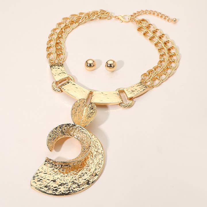 Statement ketting met gedurfde textuur en metalen halve maan accent voor wholesale door Sensibling Corp.