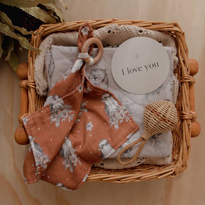 Doudou bébé bio Kookaburra et myrte Australian Artist Design pour la vente par Little Koala Living