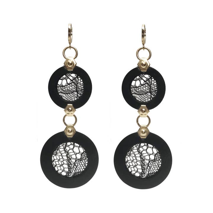 Orecchini dorati in pelle nera con laccio per la vendita all'ingrosso da parte di SEV SEVAD