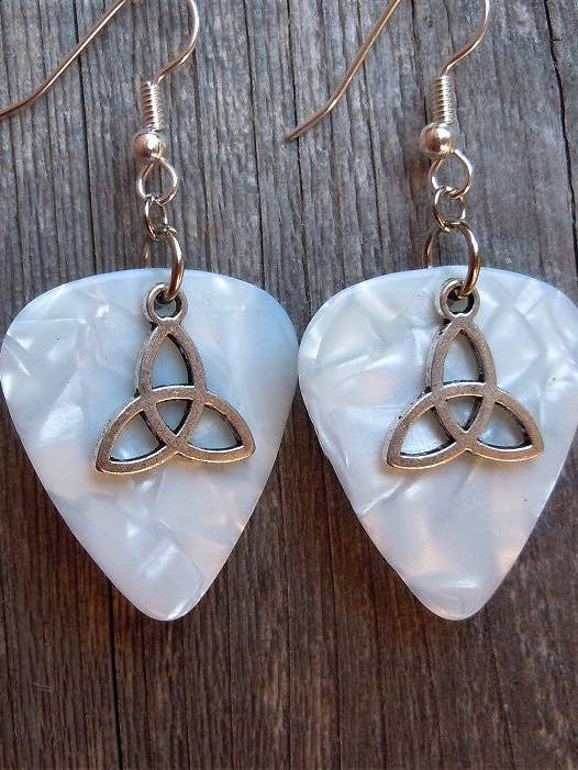 Triquetra Charm Guitar Pick øreringe for engroshandel hos Simply Raevyn