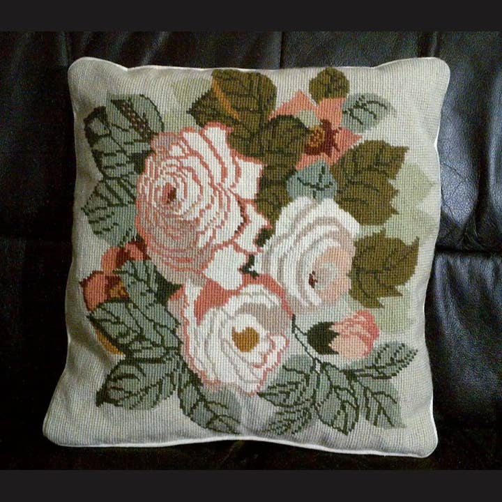 Wool Needlepoint Adam's First Tea Rose 1838 Pudebetræk for engroshandel hos Eastern Sunrise Lace And Linens Inc.