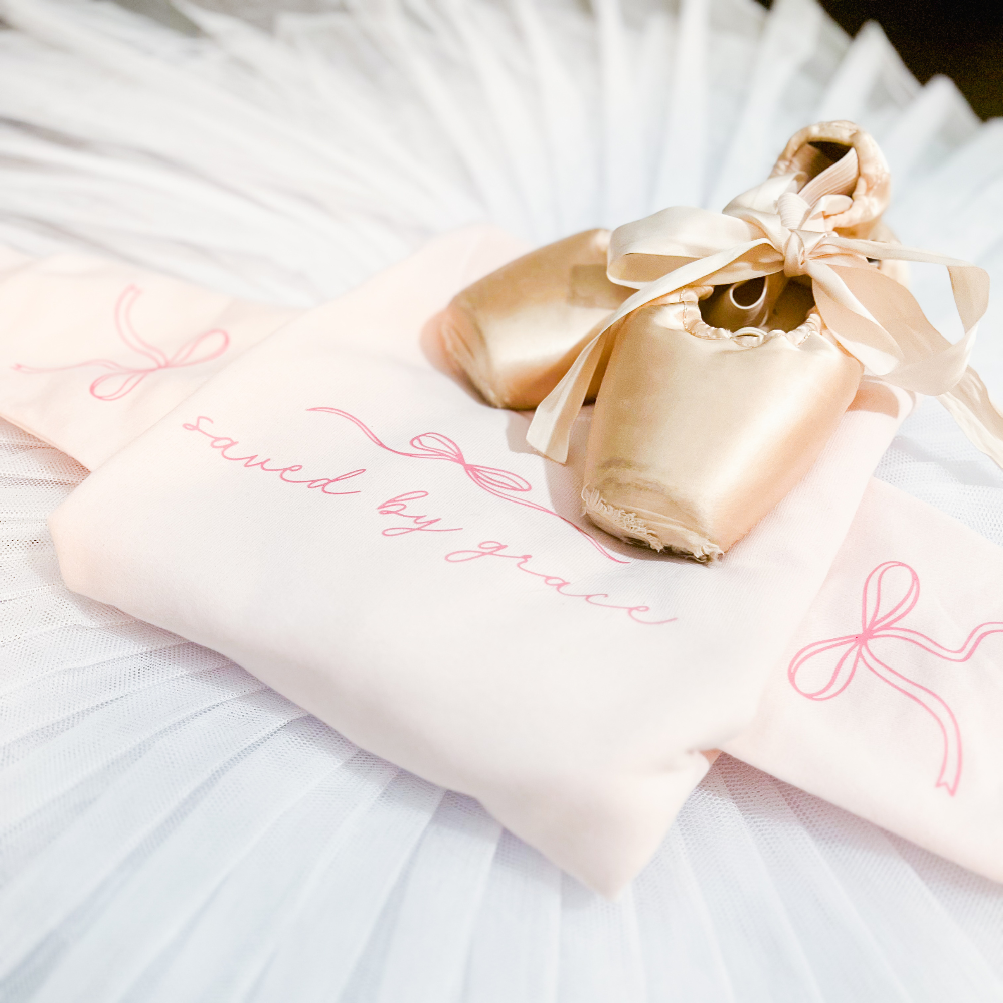 Faith & Life Christian Brands – Engroshandel Grafisk Sweatshirt - Dame – Af Grace Bow Christian Crewneck Trobaseret Sweatshirt2