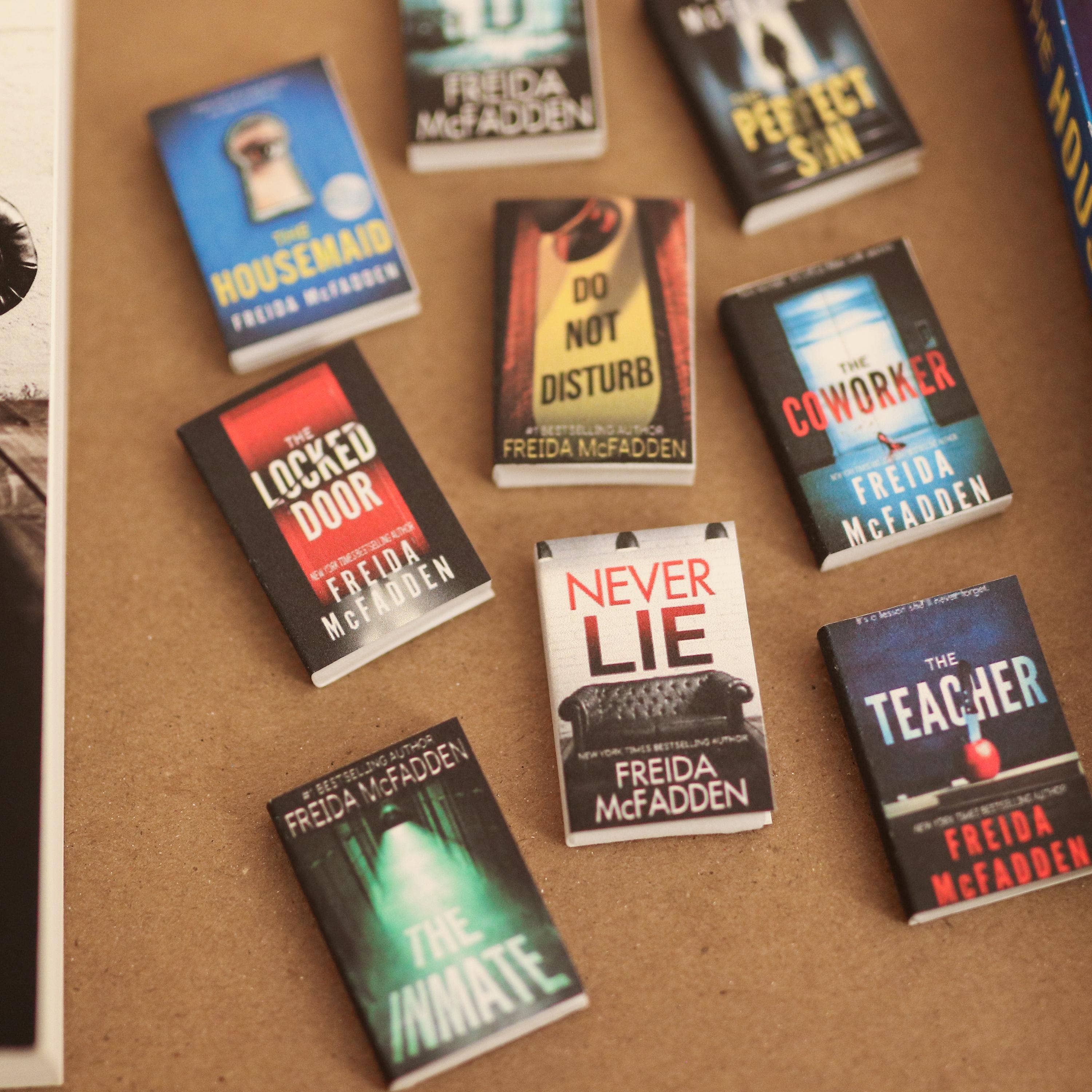 The Sticker Shop - Venta al por mayor Figura decorativa - Juego de libros de thriller y misterio de Freida McFadden en miniatura hechos a mano1