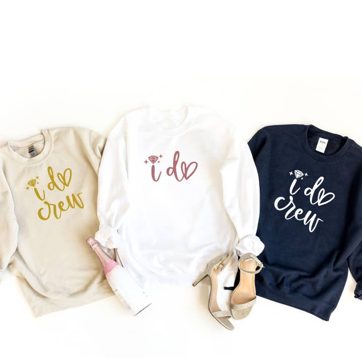 Sweat-shirt "I Do and I Do Crew", Sweat-shirt de demoiselle d'honneur, Jour de mariage, Cadeaux pour enterrement de vie de jeune fille, Cadeaux pour demoiselle d'honneur, Proposition de demoiselle d'honneur Sweat pour la vente par DONNA SHIRTS