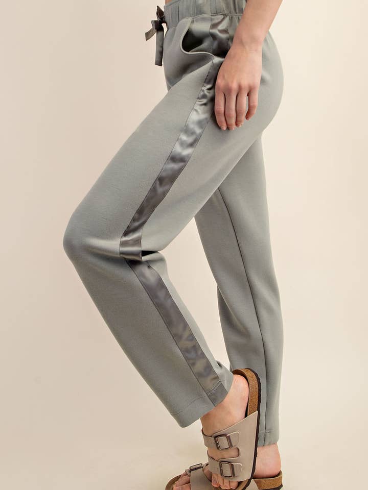 JOGGING SCUBA MODAL AVEC DÉTAIL SATIN SUR LE CÔTÉ pour la vente par Rae Mode