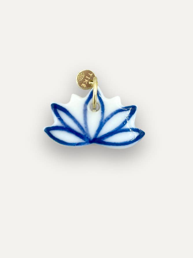 Charm - Pendente de Flor de Lótus Azul em Porcelana por atacado de Tiké Jewels