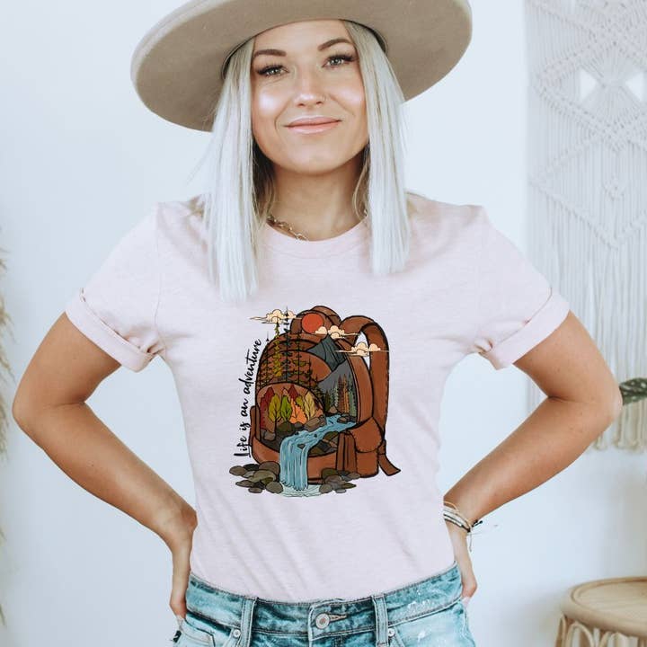 T-shirt Life Is An Adventure | T-shirt illustré pour la vente par KM Clothing