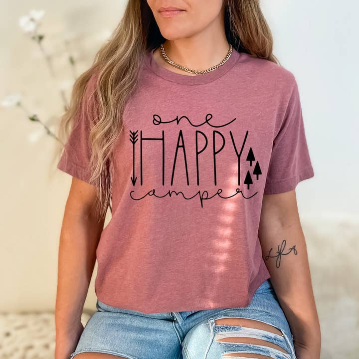 T-shirt à motif de camping One Happy Camper pour la vente par FAMS design