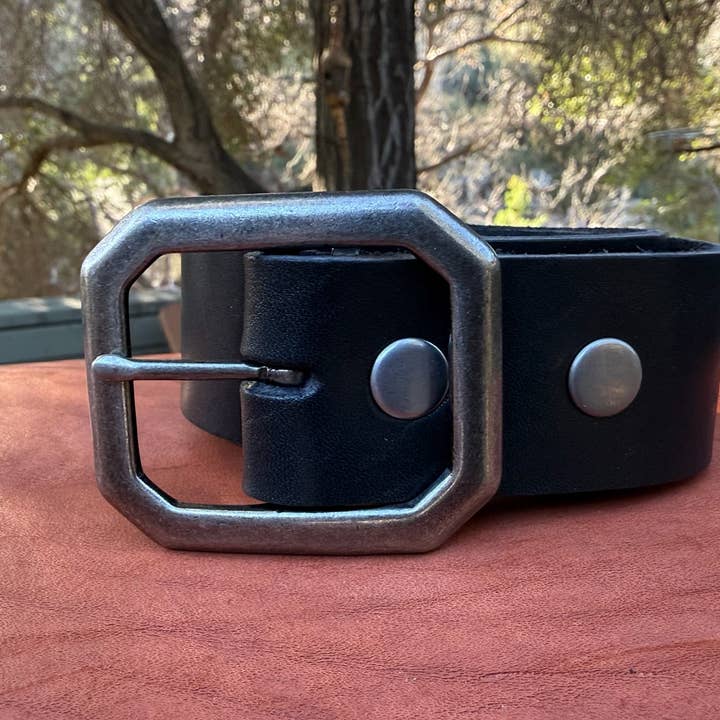 Ceinture en cuir pleine fleur noire - Fabriquée à la main à Topanga, Californie. pour la vente par Topanga Creek Outpost