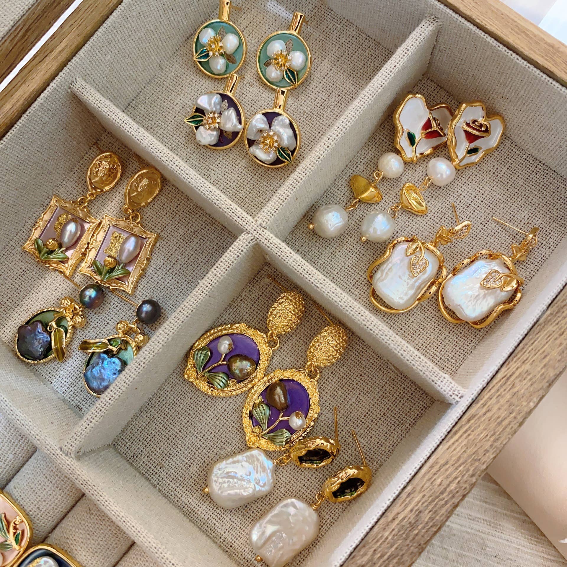 Fabula - Vente Boucles d'oreilles pendantes - Boucles d'oreilles baroques en perle avec fleurs peintes à l'huile à la française14