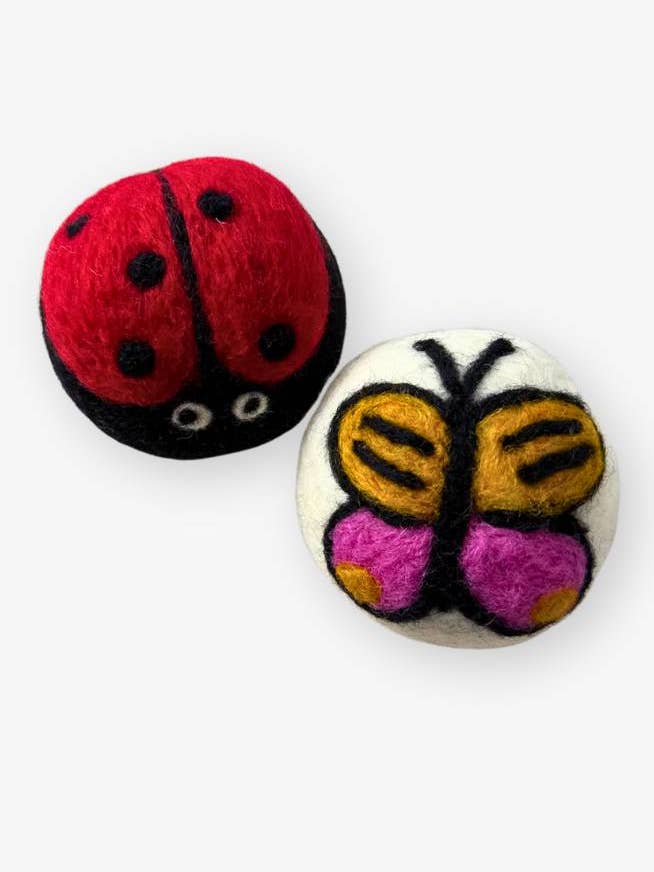 Håndfiltede uldtørrekugler - Mariehøne & Sommerfugl, sæt med 2 for engroshandel hos Ganesh Himal Trading