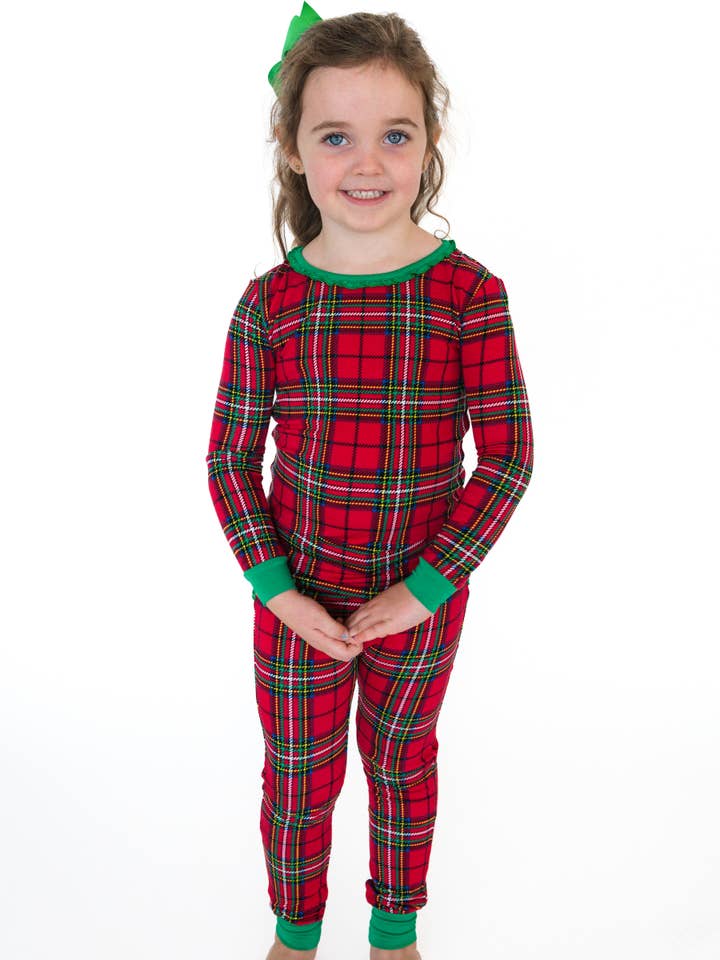 Conjunto de Pijama de Manga Comprida com Folhos Traseiros Assinatura SoftSnooze™ para Meninas Pequenas em Viscose de Bambu com Padrão Xadrez Vermelho Nicholas por atacado de RuffleButts + RuggedButts