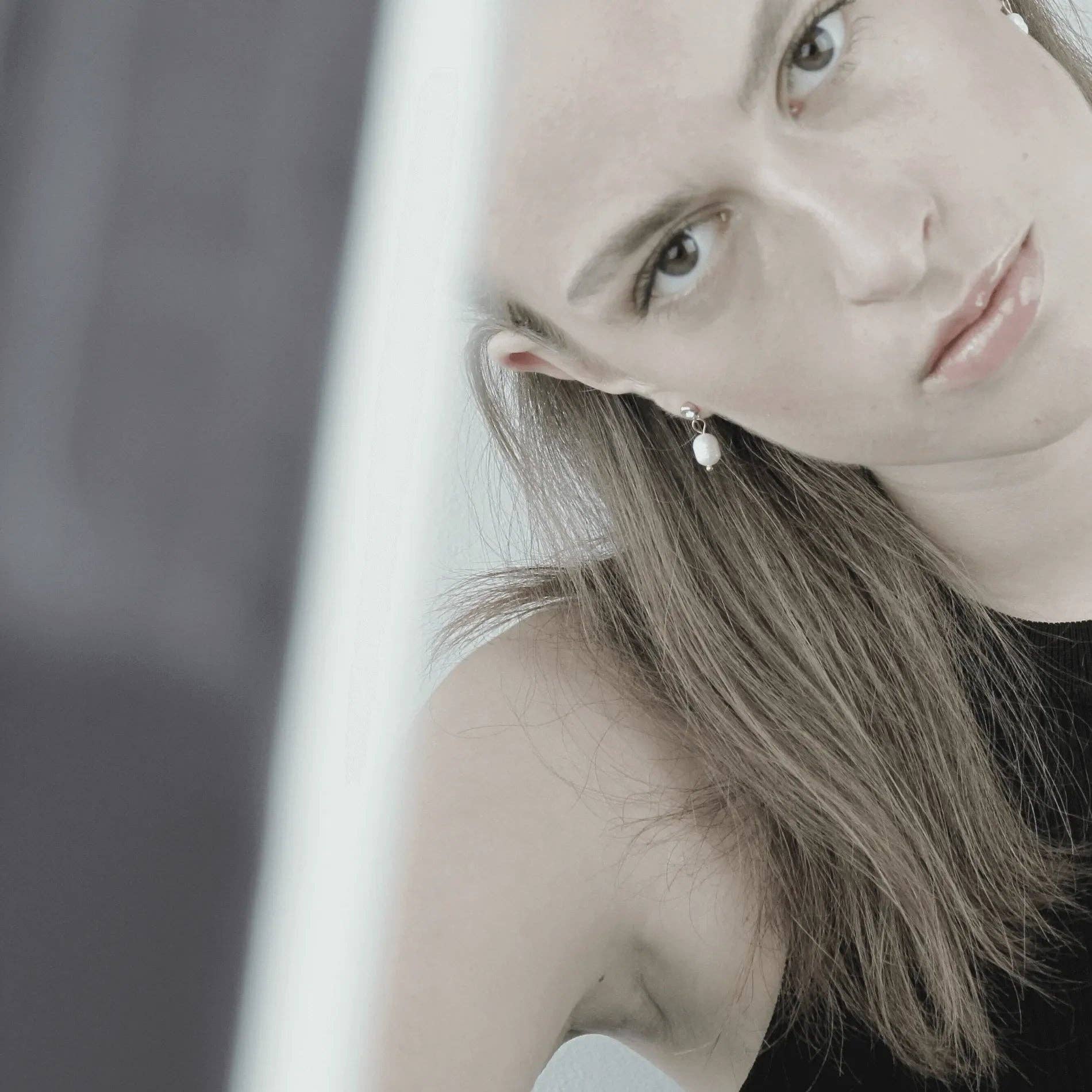 Dansk Copenhagen – Engroshandel Hængeøreringe og creoløreringe – Joy Waterproof Post Pearl & CZ Earring 18K Gold Plating1