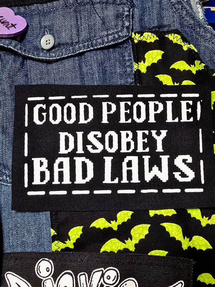 Les bonnes personnes désobéissent aux mauvaises lois coudent sur un patch pour la vente par Femmearchist