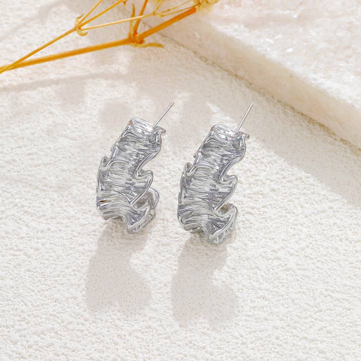 Hammered pleated silver earrings for wholesale by joya