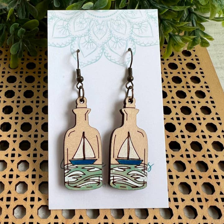 Segelbåt handmålade lätta örhängen i lönnträ för wholesale av Seasideblooms