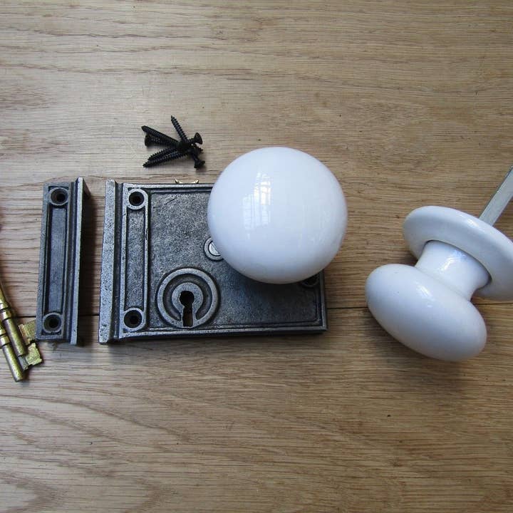 Conjunto de ferro antigo e cerâmica branca com bloqueio de aro horizontal por atacado de IronmongeryWorld