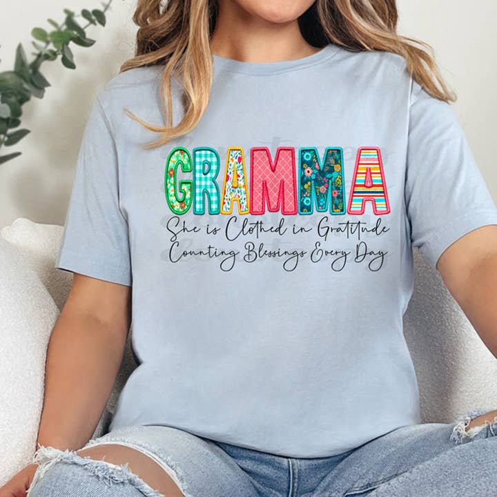 Gramma Elle Est Vêtue De Gratitude Comptant Ses Bénédictions Chaque Jour Transfert Thermique DTF pour la vente par Trendy Transfers