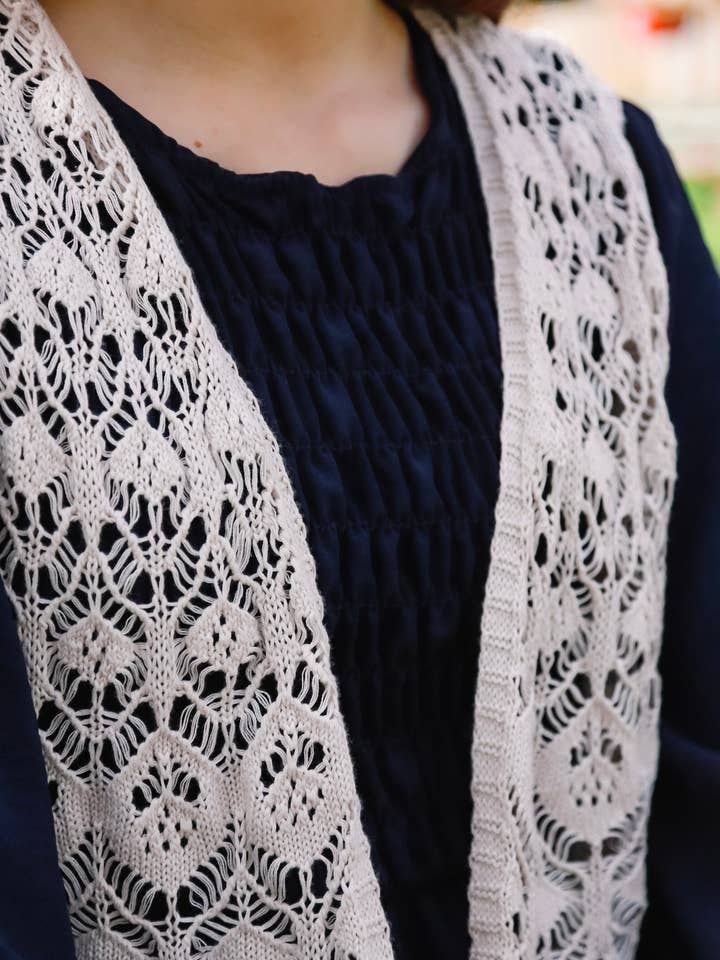 Taupe gehäkelte Weste für den Großhandel von The Kneelength Frock