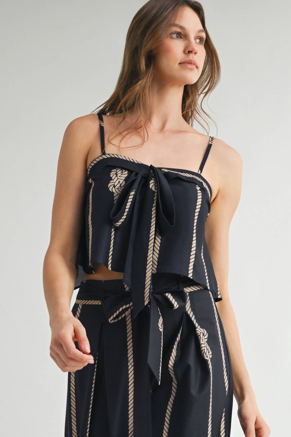 Preto Top Fluido com Detalhe de Laço em Corda Dourada para venda a revendedores na Faire0