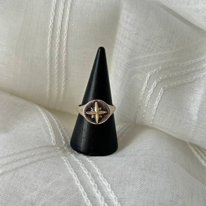 Chevalière Étoile du Nord pour la vente par Rainy Day Jewelry