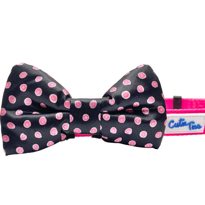 Nœud papillon rose et noir à pois pour chien pour la vente par Cutie Ties