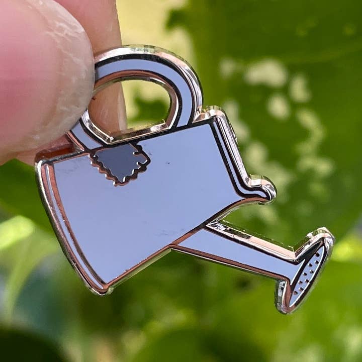 Mini-épingle en émail Water Can pour la vente par Kimchi Kreative